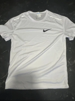 Vit Nike träningströja - Nike tränings T-shirt, helt ny i storlek S. Passar även XS. Har reflexer vid axlarna. Kan även användas som en vanlig T-shirt under sommaren. Aldrig använd då jag beställde för liten tröja nu under Black Friday. Skriv för fler bilder. Pris kan diskuteras. 