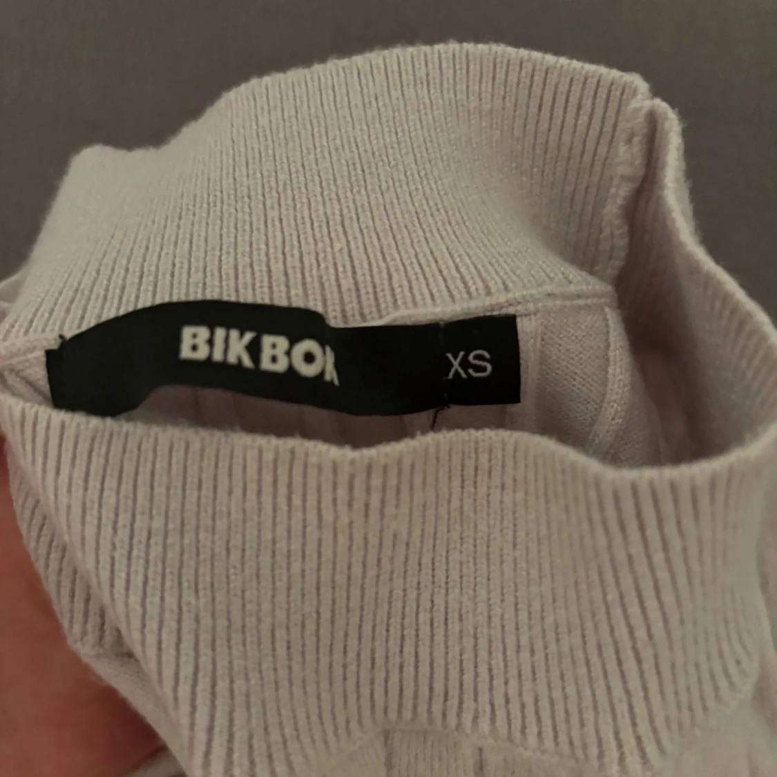 Vit ribbad polotröja från Bik Bok - 2