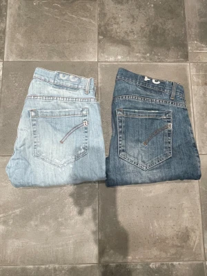 Två stycken Dondup jeans  - Säljer nu dessa två Dondup jeans, de ljus blåa är i storlek W32 och de mörk blåa i W31. Köp båda för 899 eller enskildt, 399 för de ljus blåa och 599 kronor för de mörk blåa. Jeansen är i bra skick, skriv vid frågor 