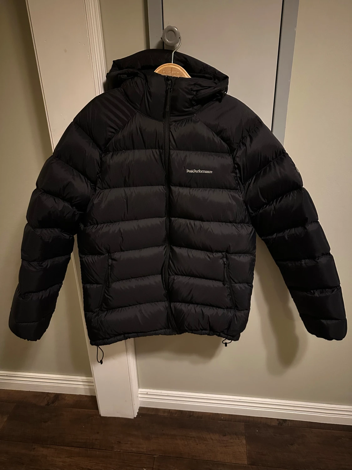 Svart dunjacka Peak Performance XL