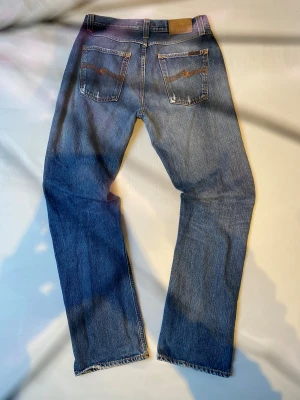 Nudie Jeans Easy Emil Blue Fall 31/34 - Riktigt snygga vintage archive jeans. Lite skavanker som gör den riktigt snygg. Den passar både killar och tjejer och ger en riktigt snygg stil. Skriv om du har frågor!