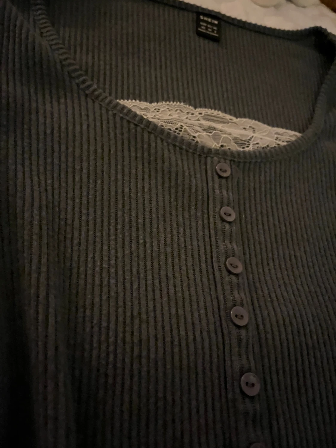 Mörkgrå ribbad topp med spetsdetalj - 1