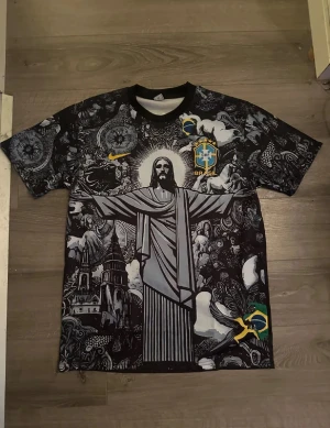 Brazil Special Edition Football Jersey – Unique Design - 🇧🇷🔥 UNIK BRASILIEN FOTBOLLSTRÖJA – SJUKT SNYGG DESIGN! ⚽  Säljer en riktigt fet och ovanlig Brasilien-tröja med kraftfullt motiv och detaljer som verkligen sticker ut. Den här är perfekt för dig som vill ha något som inte alla andra har!  ✅ Väldigt fint skick   ✅ Unik design – exklusiv look   ✅ Passar både match, träning och vardag   ✅ Lätt, bekväm och stilren    💥 Snabb affär prioriteras!   📩 Skriv direkt om du vill ha den!  Pris kan diskuteras vid seriöst intresse.
