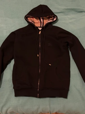 Burberry kofta - Säljer burberry svart kofta storlek L för barn, passar dig som har S. HELT OANVÄND.