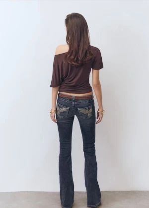 Mörka bootcut jeans med broderade fickor - Säljer ett par mörkblå bootcut jeans med snygga broderade detaljer på bakfickorna. Jeansen har låg midja och klassisk femficksdesign. Materialet är jeans och passformen är normal med utsvängda ben. Perfekta för dig som gillar en retroinspirerad look. Aldrig använda bara att ja tagit av lappen, dom är ifrån Gina 14 +       Storlek:S