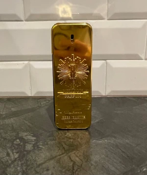 1 Million Parfum herr - Säljer nu denna otroligt goda 1 Million Parfum från Paco Rabanne, de är ett populärt val bland unga, med en lyxig känsla. Volym: 100 ml. Cirka 70 ml kvar! Tillverkad i Frankrike.