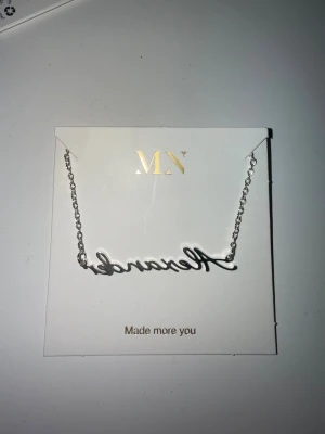 ett halsband med namn - Nu säljer jag ett halsband med namnet Alexander på. Smycket är helt nytt och oanvänt. Köptes för 500kr