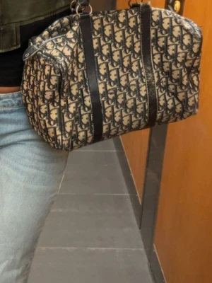 Dior väska  - Rätt så många defekter och några fläckar inuti väskan men inget som syns 