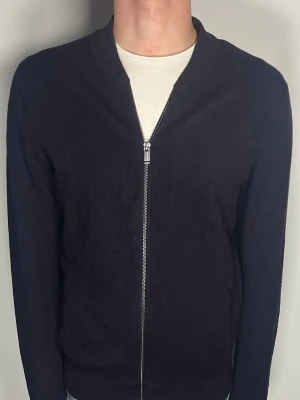 Massimo Dutti zip - Säljer en riktigt snygg och trendig Massimo Dutti zip tröja i fint skick, storlek M, vid frågor är det bara att skriva //Gramenti