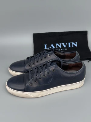 Lanvin Skor | 44 - Lanvin Skor i grymt skick. Storlek 9, passar 43-44. Nypris: 5000kr. Dustbag från lanvin ingår. Självklart äkta. Hör av er vid funderingar 🙌