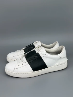 Valentino Open Skor | 42 - Valentino Open Skor i grymt skick! Storlek 41.5 men passar 42. Nypris: 7000kr. Självklart äkta. Hör av er vid funderingar 🙌