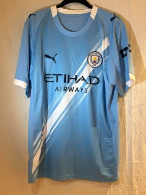 Machester City tröja Haaland #9 - Säljer en Manchester City tröja med Haaland 9 på ryggen. Tröjan är ljusblå med vita och mörkblå diagonala ränder, klubb loggan på bröstet och Etihad Airways-tryck. Bara att höra sig vid frågor. 