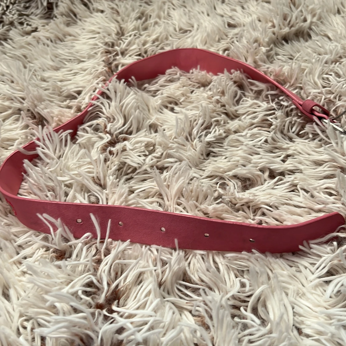 Rosa bälte med broderade blommor - 91