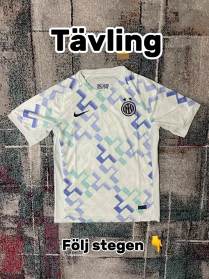 Inter milan - tävling - Ska lotta ut denna tröjan till en av er! För att delta i tävlingen måste du göra följande: 1: Följa mig 2: Lika annonsen 3: Skriva Klar till mig. Tröjan kommer jag lotta ut den 10 januari, Önskar alla ett lycka till 😉 