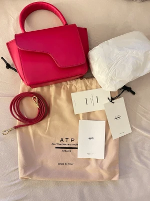 Ny handväska  ATP Atelier - Helt ny handväska från ATP Atelier med unik asymmetrisk lockdesign.  Nypris:3900kr