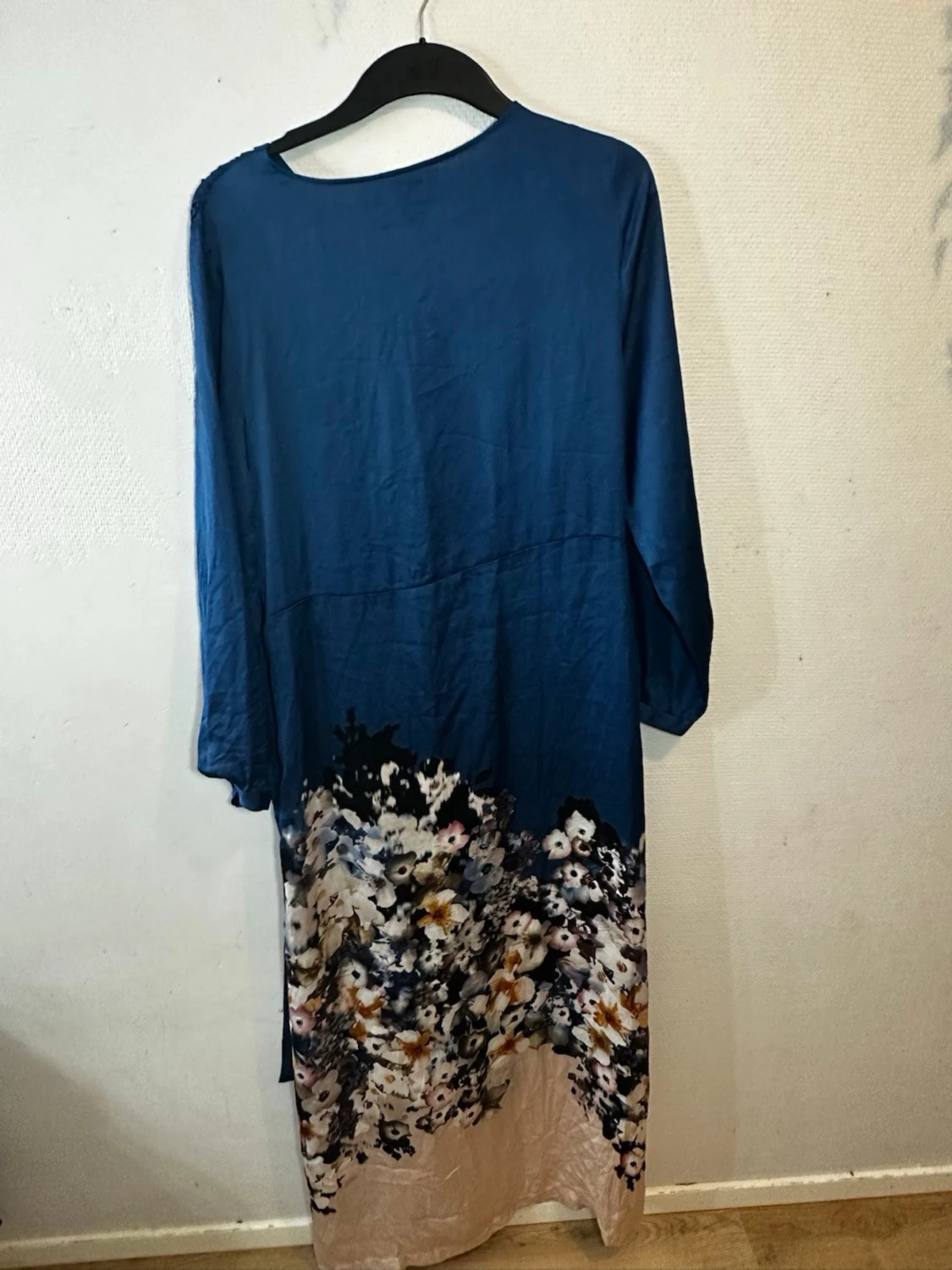 Blommig långklänning med v-ringning