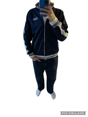 Vintage 2000s Puma full-zip - Tja! Säljer denna riktigt feta Puma full-zippen från tidigt 2000-tal. Den är använd men i fint skick! Det står storlek XL men passar som en M på mig som är 181cm. Tveka inte att komma med frågor eller prisförslag ifall du är intresserad! ✌️  Mått: Längd:64cm Bredd:55cm       #Bluza #Hoodie #Mikina #Honorac #Cu #Gluga #Vintage #Retro #Baggy #Wide #Szerokie #Rękawy #Oversize #Boxy #Fit #Lużne #0 #Luźnym #Kroju #Z #Nadrukiem #Streetwear #Street #Drip #Drill #Cyber #Y2k #Loose #Gorpcore #Travis #Scot