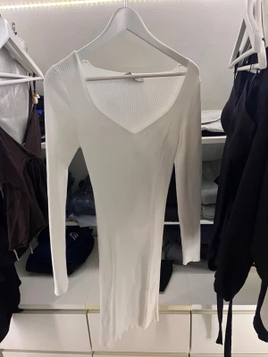 Vit klänning - Jättefint skick säljer för kommer inte till användning