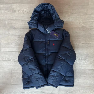 Ralph Lauren Jacka - Helt ny - En av vinterns absolut snyggaste och skönaste jackor. Helt ny Ralph Lauren Dunjacka med tags. Storlek XL men passar även L. Tveka inte ställa frågor vid intresse🙌