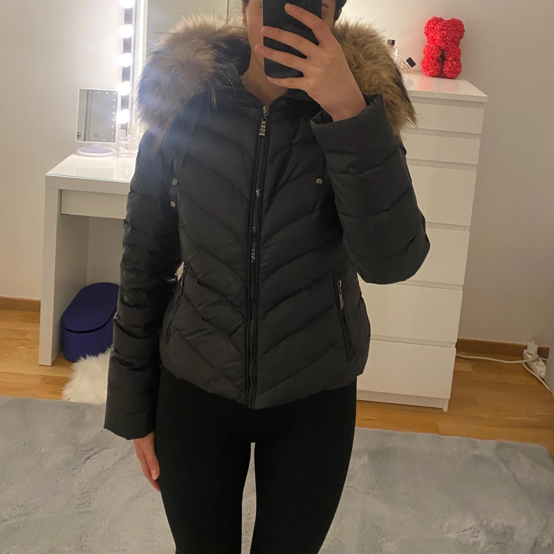 Svart pufferjacka med äkta päls från Hollies