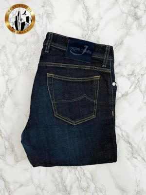 Jacob Cohën 34 - Ljusblåa Jacob Cohën 688 Comfort jeans i storlek W34 i mycket bra skick. Bälteslappen baktill är något sliten i kanterna vilket framgår i sista bilden. Tveka inte på att höra av dig för fler bilder eller vid minsta fundering! Självklart äkta. Skick: 9/10 | Mått A: 45cm | Mått B: 108cm | Mått C: 83cm