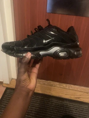 Tns  helsvarta skor - Säljer ett par helsvarta  TN med reflekterande detaljer och tydlig Tn-logga på hälen.