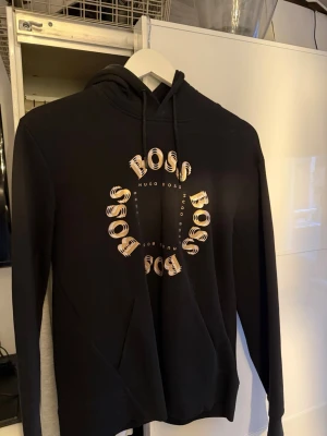 Hugo Boss hoodie - En hugo boss hoodie köpt från Johnells. Väldigt bra skick! Använd några gånger. Storlek Small. 