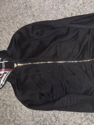 Burberry zip - Hej det här är en fin burberry zip. Den är använd men den ser som ny ut. Den är i storlek M men skulle säga att den passar S bäst. Vid snabb affär går det att pruta priset.