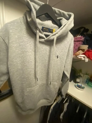 Polo hoodie  - Säljer min polo hoodie som jag fick i julklapp föra året då den inte kommit till användning. Den är helt ny med pris lapp 