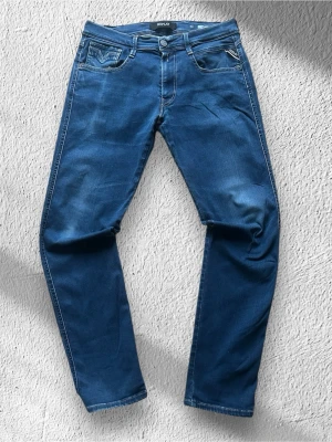 Blåa Replay Anbass Jeans - Klassisk Replay Anbass jeans i blå tvätt. Jeansen är i mycket bra skick och sparsamt använda. Anbass är slim fit!  Storlek: W32/L30 (normal i storleken) Skick:  Bra skick! Tyvärr är en tråd lös och en liten fläck men fläcken borde gå att få bort. (sista bilderna) Färg: Blå Märke: Replay Modell: Anbass  Hör gärna av dig vid frågor så svarar jag så fort jag kan! 😁  #slim #grisch #herr #jeans