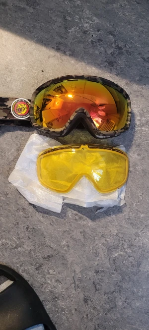 ELECTRIC GOOGLES  - Bilderna visar ett par skidglasögon från Electric, modell EGB2s Combat Camo, med utbytbar lins och tillhörande förvaringsfodral. 