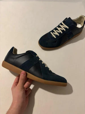 Maison Margierla GATS - mörkblå/navy - Tjena! Säljer nu dessa maison margierlas gats. Extremt fint skick, använda 1 gång. Säljs då det är för små. Storlek 44. Pris går att diskuteras Medföljer allt og, vid frågor kontakta gärna!