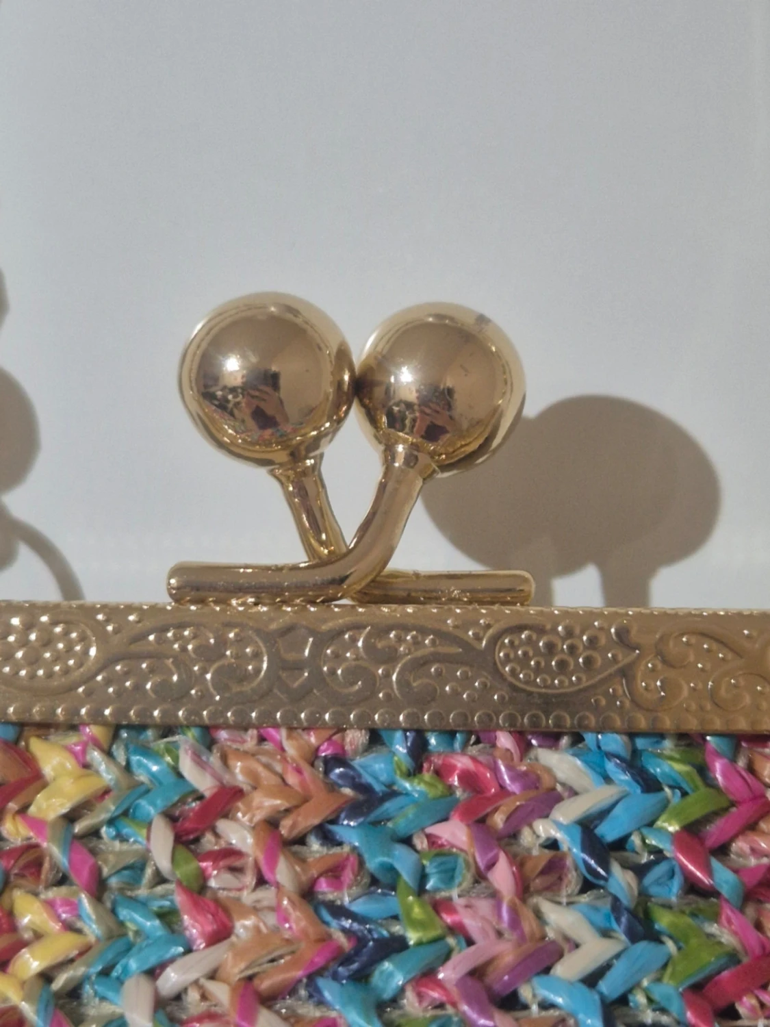 Färgglad handväska med gulddetaljer - 5