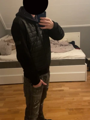 Svart quiltad cardigan Barbour - Galet snygg cardigan från Barbour International i ett sjukt bra skick! Jackan är svart med stickade ärmar och Nypriset låg på strax över 2000 kr.Priset går att diskuteras. ‼️JACKAN FINNS EJ ATT KÖPA NY I DENNA FÄRG‼️