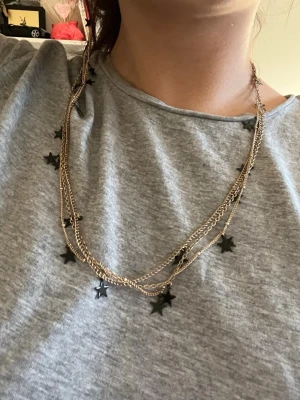 Halsband med stjärnor  - Halsband med stjärnor på. (På första bilden kortade jag ner halsbandet)