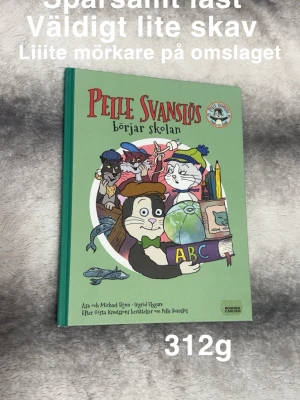 Pelle Svanslös börjar skolan - En charmig och färgglad bok om Pelle Svanslös och hans vänner, perfekt för unga läsare. Boken är sparsamt läst med väldigt lite skav. Illustrationerna är roliga och bjuder på äventyr i skolmiljö. Passar dig som gillar berättelser med djur och humor.🌸 Sparsamt läst men finns spår av användning: lite skav samt något märke på omslaget.