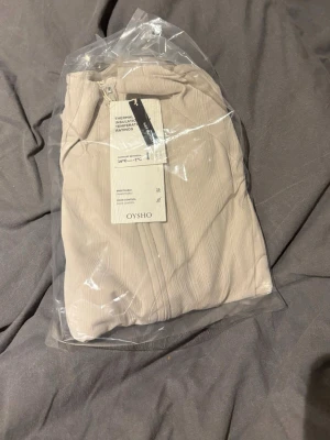 Träningströja från oysho  - Säljer denna beiga träningströja från oysho, storlek S. Helt ny!