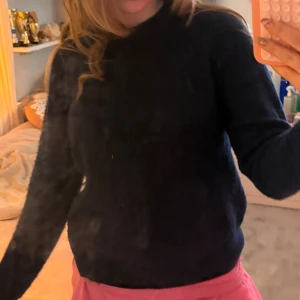 Mörkblå stickad tröja - Säljer en enkel och snygg mörkblå stickad tröja med rund hals. Tröjan har långärmade och en normal passform, perfekt för att hålla dig varm under kyliga dagar. Passar bra till både jeans och mjukisbyxor. Från Zara