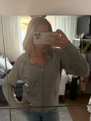 Grå zip kofta - Super skön grå zip up kofta. Har en liten fläck vid armen. 