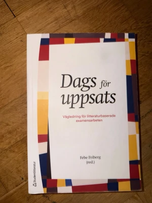 Dags för uppsats - Upplaga 4. Perfekt bok för dig som ska skriva examensarbete! Här får du vägledning för litteraturbaserade uppsatser, med tydliga tips och struktur. Passar både studenter och unga vuxna som vill lyckas med sitt skrivande.
