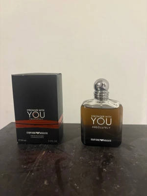 Stronger With You Absolutely 100ml ÄKTA - Emporio Armani Stronger With You Absolutely EdP, 100ml. Ingredienser: Alcohol, Parfum (Fragrance), Aqua (Water), Butyl Methoxydibenzoylmethane, Coumarin, Linalool, Limonene, Alpha-Isomethyl Ionone, Eugenol, Citronellol, Cinnamal, Benzyl Alcohol, Geraniol, Citral, CI 14700 (Red 4), CI 19140 (Yellow 5), CI 60730 (Ext. Violet 2). Tillverkad i Frankrike.