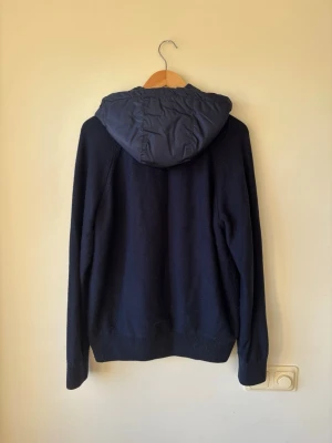 Unik j Lindeberg cardigan - Säljer denna unika och sällsynta j Lindeberg cardiganen!🙌Skick : Mycket fint inga defekter gjord av 55% ULL!🤝Storlek M men passar också S / Nypris = 3000kr!👍Hör gärna av er om ni har funderingar!⭐️