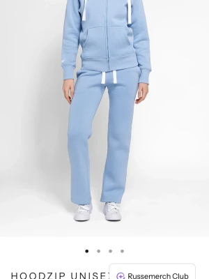 Russemerch hoodie ljublå - Säljer en helt ny russemerch hoodie i storlek S! Köpt för 750kr