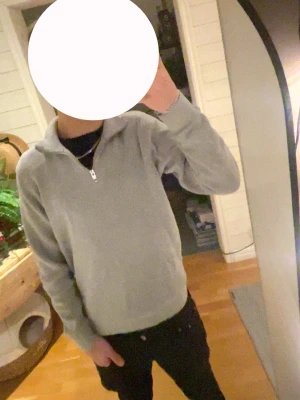 Grå half zip tröja Jack & Jones - Säljer en stilren grå långärmad tröja från Jack & Jones med half zip framtill. Tröjan har en klassisk krage och är gjord i mjukt stickat material som passar perfekt för kyligare dagar. Enkel att matcha med jeans eller andra byxor. Jag är 170! Va inte rädda för ställa frågor och priset är inte hugget i sten