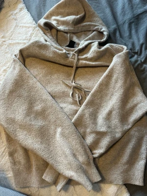 Grå stickad huvtröja från Lindex - Grå stickad huvtröja från Lindex i storlek S.