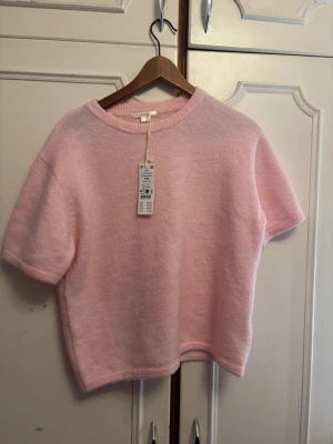 Gina tricot stickad t-shirt - Kortärmad gina tricot rosa stickad tröja. Oanvänd tröja i storlek 170 men passar som en S💕