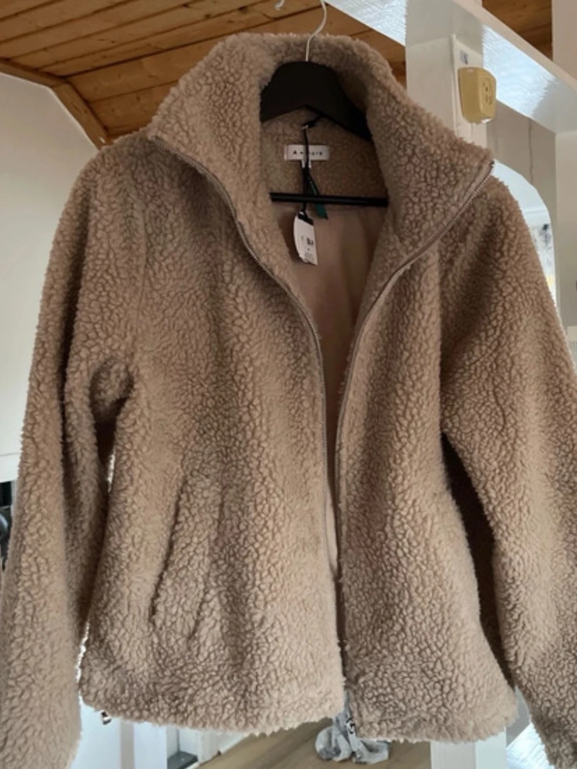 Beige teddyjacka från A+more