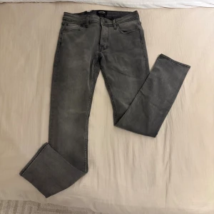 Slim fit jeans jack & jones - Snygga grå jeans från Jack & Jones i modellen slim fit, jeansen är helt oanvända, bara påstestade, tveka inte på att skriva om ni har mera frågor.😃