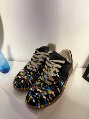 Maison Margiela gats  - Maison Margiela gats med paint splatter. Använda i några månader och i bra skick. Säljs eftersom de inte längre används. Skorna har vissa tecken på användning. Box och dustbag medföljer. Pris kan diskuteras. Vid frågor eller intresse är det bara att höra av sig.