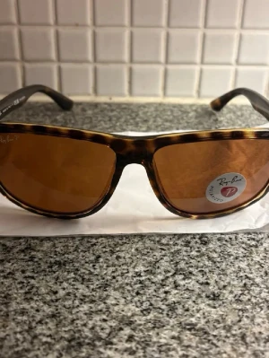 Rayban boyfriend ”polarized” - Säljer nu dessa rayban ”boyfriend” polarized för ett riktigt julafton erbjudande, erbjudandet gäller till 00.00, även fri frakt just nu så passa på!
